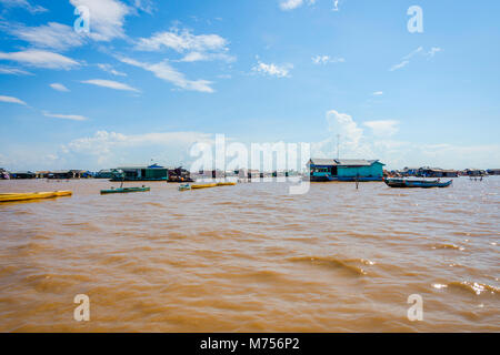 Maisons de Tonle Sap village flottant sur le lac, au Cambodge Banque D'Images