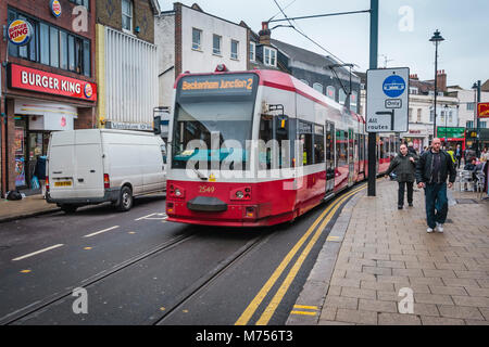 London Transport- tramway rouge sur une rue animée du centre-ville de la ville de Croydon - Angleterre Banque D'Images