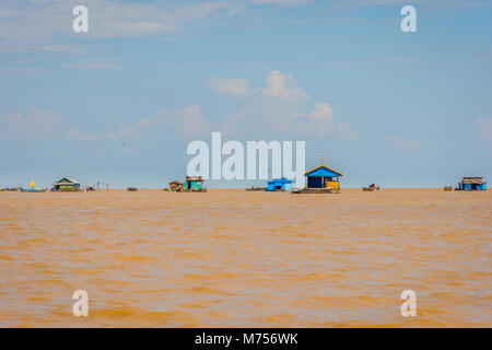 Maisons de Tonle Sap village flottant sur le lac, au Cambodge Banque D'Images