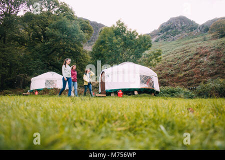 Trois génération de la famille sont de retour à leur yourte camping après une longue randonnée ensemble. Banque D'Images