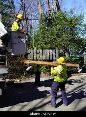 Puissance électrique équipe travaille à rétablir l'alimentation après une intense tempête de vent. Photo par Dennis Brack Banque D'Images