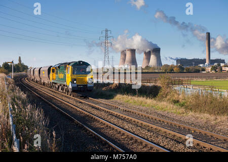 Une locomotive classe 70 Freightliner à Penketh hall avec un manège vide Train de charbon Fiddlers ferry power station (visibles à droite) Banque D'Images