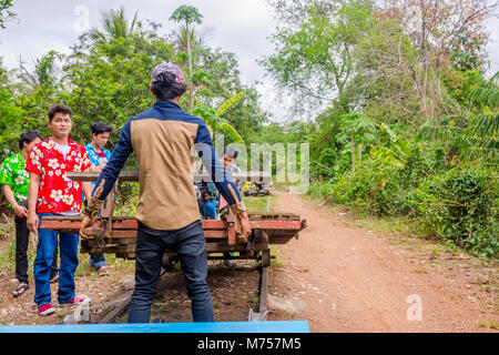 BATTAMBANG, Cambodge - 1 avril : les gars de déplacer le chariot en fer en bambou. Avril 2017 Banque D'Images