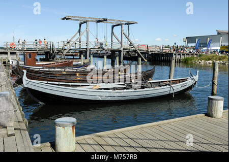 Collection d'authentiques bateaux historiques à partir de la Scandinavie et de la pleine échelle reconstructions navigables de bateaux vikings sur Museumsøen (île des musées) et Vik Banque D'Images