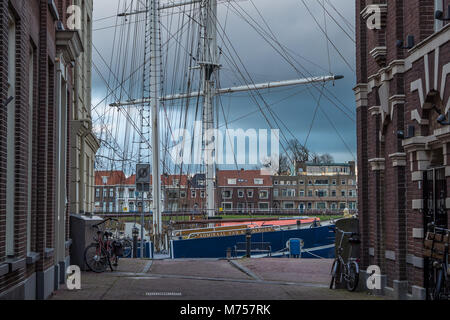 KAMPEN, Pays-Bas - 30 NOVEMBRE 2017 : Sailing Ship Admiraal van Kinsbergen amarré à la IJsselkade, vu depuis le Marktgang, en vertu d'un clou et gris Banque D'Images