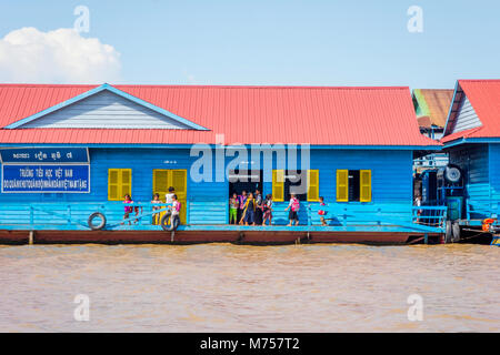 TONLE SAP, Cambodge - 8 avril : Les enfants autour de l'école vietnamienne au village flottant de Tonle Sap. Avril 2017 Banque D'Images