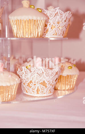 Cupcakes sur un rack de gâteau Banque D'Images