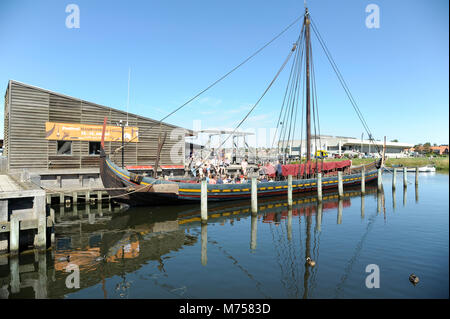 Collection d'authentiques bateaux historiques à partir de la Scandinavie et de la pleine échelle reconstructions navigables de bateaux vikings sur Museumsøen (île des musées) et Vik Banque D'Images