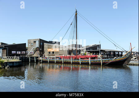 Collection d'authentiques bateaux historiques à partir de la Scandinavie et de la pleine échelle reconstructions navigables de bateaux vikings sur Museumsøen (île des musées) et Vik Banque D'Images