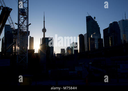 Centre-ville de Toronto au coucher du soleil - avec chantier Banque D'Images