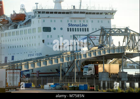 Camions qui entrent à l'cruiseferry Mme Stena Vision sur Karlskrona-Gdynia (Pologne)-à Karlskrona Karlskrona Stena Line Ferry Terminal à Karlskrona, Blekin Banque D'Images