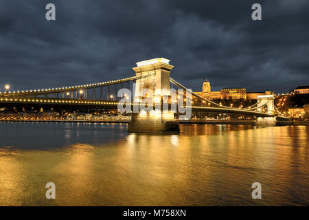 Pont des Chaînes sur le Danube à golden lights at night, Budapest Banque D'Images