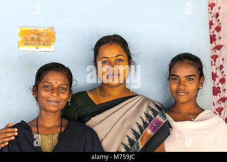 Trois jeunes femmes dans le journal local en Athoor village, Tamil Nadu, Inde Banque D'Images