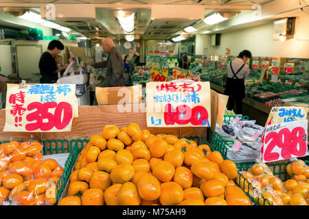 Tokyo, Japon - 17 mai 2019 : fresh Japanese persimmon fuyu en vente locale de fruits et légumes jardiniers shop au marché de Tokyo, Japon. Banque D'Images