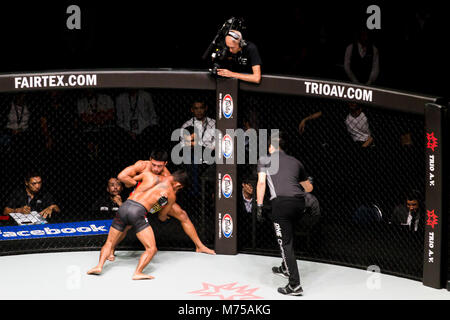 Bangkok, Thaïlande. - Le 17 janvier 2018 : boxeurs non identifiés se battent dans la cage ring sport extrême en arts martiaux mixtes (MMA) correspondent à 1 Banque D'Images