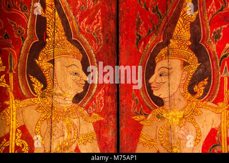 Deux anges gardiens libre de peinture sur la porte en bois dans le temple de Bangkok, Thaïlande, l'art de la peinture dans un style thaï. Banque D'Images