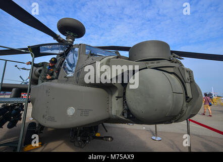 Singapour - Feb 10, 2018. Boeing AH-64 APACHE HELICOPTER appartenant à la Force aérienne de Singapour (RSAF) à Changi, Singapour. Banque D'Images