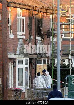 Les agents de police scientifique sur les lieux de l'incendie d'une maison où quatre enfants ont été assassinés sur Jackson Street à Worsley, Greater Manchester, comme Zak Bolland, 23, Courtney Brierley, 20, et David Worrall, 25, doivent comparaître devant le Tribunal de la Couronne à Manchester pour un plaidoyer et la préparation du procès de l'audience. Banque D'Images