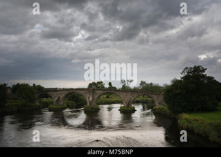 Vieux Pont de Stirling (construite le long 15ème - 16ème siècle, aujourd'hui reste l'un des meilleurs ponts en arc de maçonnerie médiévale en Ecosse). Stirling. L'Écosse. Banque D'Images