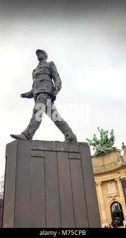 Monument à Charles de Gaulle sur la Place Clemenceau. Paris. L'Ile de France. France Banque D'Images