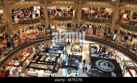 Galeries Lafayette grand magasin shopping de luxe à Paris, France Banque D'Images