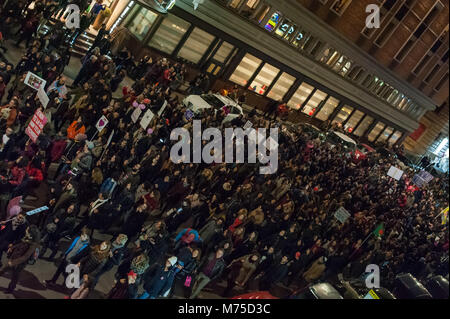 Rome, Italie. 05Th Mar, 2018. Des milliers de femmes à Rome pour dire non à la violence contre les femmes, pour le droit à l'égalité de dignité. Credit : Leo Claudio De Petris/Pacific Press/Alamy Live News Banque D'Images