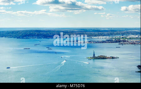 Vue panoramique de la baie de New York avec Statue de la liberté et de Staten Island dans la distance Banque D'Images