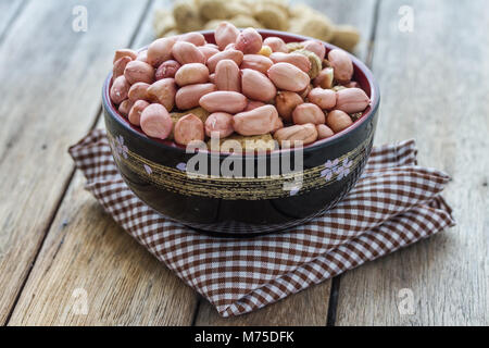 Haricots en cup sur table en bois. Banque D'Images