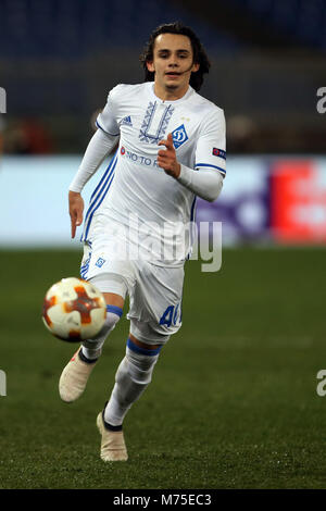 Rome, Italie. 05Th Mar, 2018. 8 mars 2018, Stadio Olimpico, Rome, Italie ; l'UEFA Europa League Football, série de 16, 1ère manche, Lazio contre Dynamo Kiev, Mykola Shaparenko de Dynamo Kiev contrôle la ball Crédit : Giampiero Sposito/Pacific Press Crédit : Giampiero Sposito/Pacific Press/Alamy Live News Banque D'Images