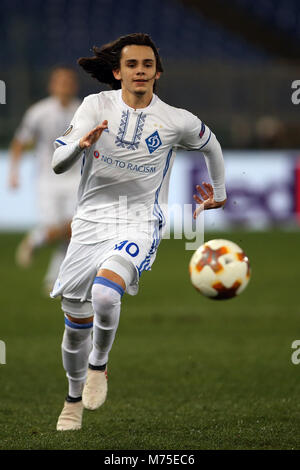 Rome, Italie. 05Th Mar, 2018. 8 mars 2018, Stadio Olimpico, Rome, Italie ; l'UEFA Europa League Football, série de 16, 1ère manche, Lazio contre Dynamo Kiev, Mykola Shaparenko de Dynamo Kiev contrôle la ball Crédit : Giampiero Sposito/Pacific Press Crédit : Giampiero Sposito/Pacific Press/Alamy Live News Banque D'Images