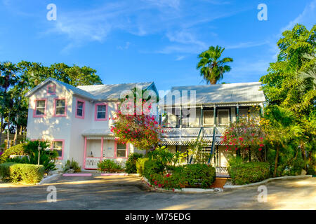 Grand Cayman, îles Caïmans, novembre 2016, deux maisons différentes de deux étages de style des Caraïbes l'une à côté de l'autre, l'une moderne et l'autre plus traditionnelle Banque D'Images