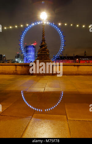 Le London Eye, rive sud de la Tamise près de Westminster Banque D'Images