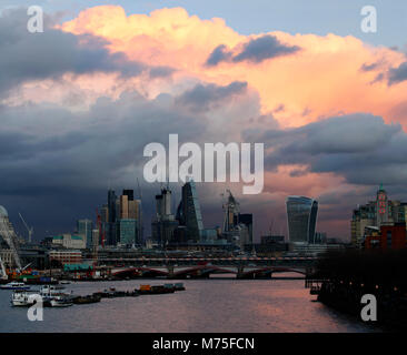 Stormy coucher de soleil sur Londres, vue à l'est de Waterloo Bridge, le long de la rivière Thames Banque D'Images