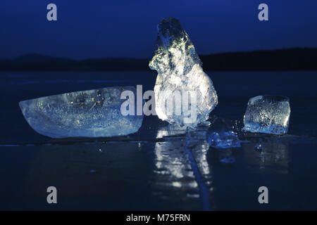 Patinoire naturelle à l'extérieur des morceaux de glace brillante. Bulles d'air dans l'épaisseur de la glace. Banque D'Images