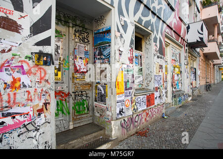 Vandalisé entrée de tenement à Berlin, Samariterstrasse Banque D'Images