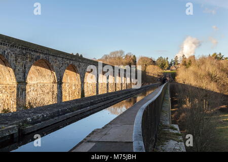 Un train de voyageurs franchit le viaduc tout en vue de l'aqueduc de halage du canal de Llangollen, 12, vallée de Llangollen Banque D'Images