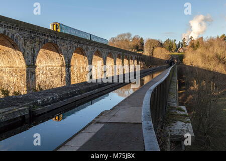 Un train de voyageurs franchit le viaduc tout en vue de l'aqueduc de halage du canal de Llangollen, 12, vallée de Llangollen Banque D'Images