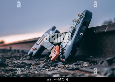 Deux Guitares électriques franchi sur la voie de chemin de fer Banque D'Images