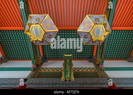 Kyoto, Japon - 22 août 2017 : Complexe du Temple Kiyomizu-dera grand angle avant d'Amida-colorés, Hall n'Hishidoro d'or suspendues lampes. Banque D'Images