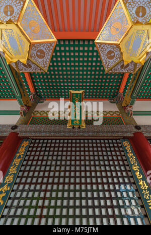 Kyoto, Japon - 22 août 2017 : Complexe du Temple Kiyomizu-dera grand angle avant d'Amida-colorés, Hall n'Hishidoro d'or suspendues lampes. Banque D'Images