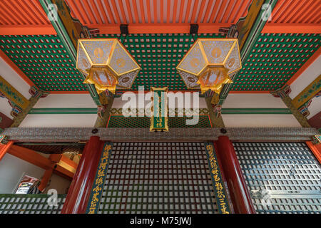 Kyoto, Japon - 22 août 2017 : Complexe du Temple Kiyomizu-dera grand angle avant d'Amida-colorés, Hall n'Hishidoro d'or suspendues lampes. Banque D'Images