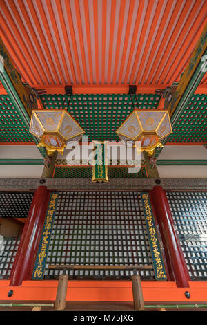 Kyoto, Japon - 22 août 2017 : Complexe du Temple Kiyomizu-dera grand angle avant d'Amida-colorés, Hall n'Hishidoro d'or suspendues lampes. Banque D'Images