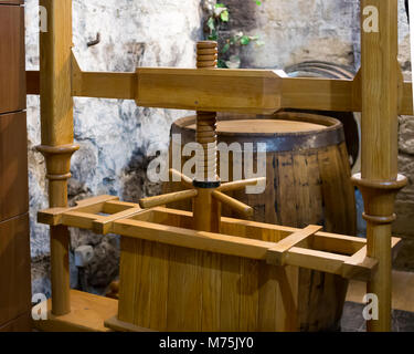 Presse en bois ancienne pour l'élaboration de jus de raisin Banque D'Images