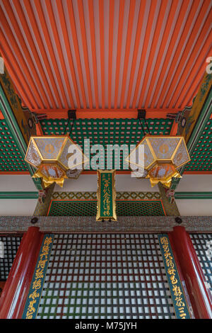 Kyoto, Japon - 22 août 2017 : Complexe du Temple Kiyomizu-dera grand angle avant d'Amida-colorés, Hall n'Hishidoro d'or suspendues lampes. Banque D'Images