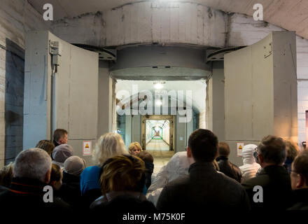 Balaklava, Russie - le 14 novembre 2015 : stand à l'entrée du tunnel souterrain de l'usine de sous-marins de réparation Banque D'Images