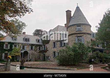 Milford, PA, USA : Grey Towers (1886), l'ancienne maison de Gifford Pinchot, le premier chef du Service forestier américain, est un site historique national. Banque D'Images