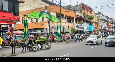 Populaire et le quartier animé de Jalan Malioboro, la principale rue commerçante de Yogyakarta, le centre de Java, Indonésie Banque D'Images