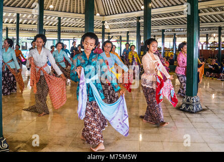 Beksan Putri, palais traditionnel des femmes à la performance de danse Kraton Ngayogyakarta Hadiningrat, le palais de la sultanat de Yogyakarta, le centre de Valence Banque D'Images