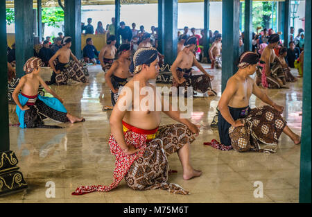 Beksan Putra, palais masculin traditionnel spectacle de danse au Kraton Ngayogyakarta Hadiningrat, le palais de la sultanat de Yogyakarta, Java central, Banque D'Images