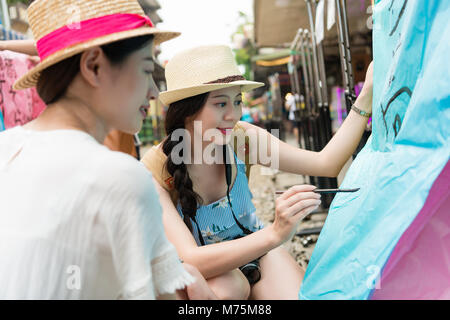 Voyageurs écrit leurs souhaits sur le sky lanterns en chinois signifiant espoirs de succès en carrière sur la Vieille Rue de la section Shifen Pingxi District. Banque D'Images